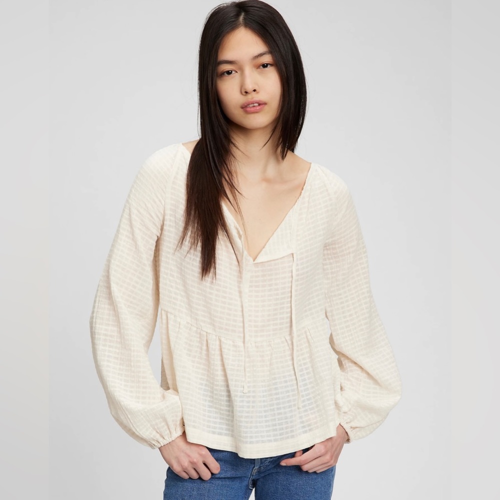 Gap off-white long sleeve peplum top with elastic cuffs - size M